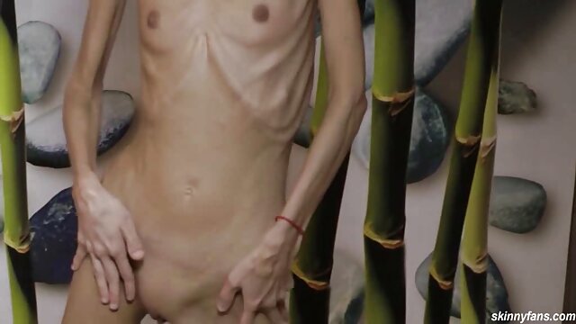 Nuostabus :  Nuplikęs treneris tuščioje sporto salėje tempia alyvuotą šviesiaplaukę Brandi Bae Suaugusiųjų video 