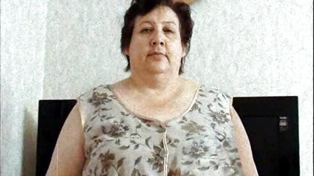 Nuostabus :  Tamsiaplaukė MILF paima didelį varpą į užpakalį Suaugusiųjų video 
