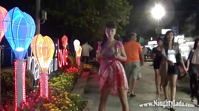 Nuostabus :  Luna Star valgo asilą, dulkina paputę ir čiulpia gaidį Suaugusiųjų video 