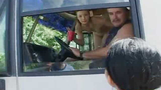 Nuostabus :  Mažytis paauglys su gražiais papais pakliuvom į polių vairuotojo poziciją Suaugusiųjų video 