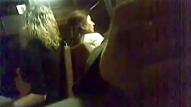 Nuostabus :  Miela brunetė mergina sunkiai daužosi į savo mažytį užpakalį ir pūlingą Suaugusiųjų video 