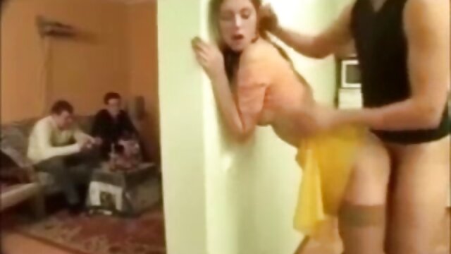 Nuostabus :  Atvira brunetės kekšės asile, išgręžta gonzo pornografiniame vaizdo įraše Suaugusiųjų video 