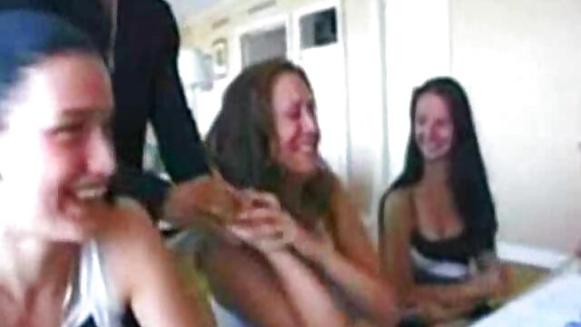 Nuostabus :  Mėlynaplaukė mergina rožiniais bateliais užsiima seksu su gražiu jaunuoliu mačo Suaugusiųjų video 