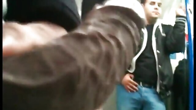 Nuostabus :  Išvaizdžios merginos smagiai leidžia laiką išbandydamos naujus sekso žaislus ant lovos Suaugusiųjų video 