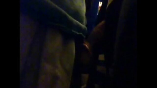 Nuostabus :  Vyras pasirenka kalytę tinklinėmis kojinėmis ir dulkina jos asilą Suaugusiųjų video 