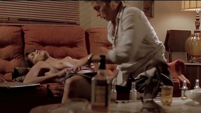 Nuostabus :  Protinga moteris privilioja vyrą prie savo lovos ir pakliuva nuo jo Suaugusiųjų video 