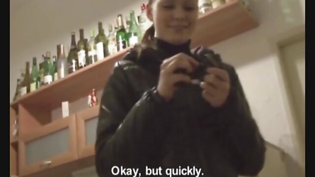 Nuostabus :  Summer Brooksas joja Ryan Mclane ir čiulpia jo penį ant raudonos sofos Suaugusiųjų video 