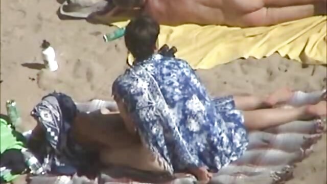 Nuostabus :  Laiminga paauglė kekšė užsiima analiniu seksu su patyrusiu partneriu ant sofos Suaugusiųjų video 