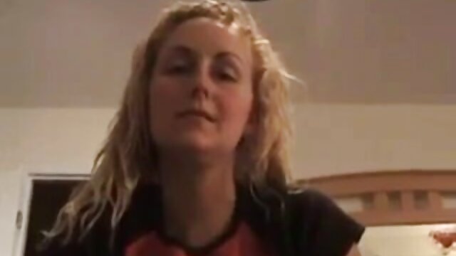 Nuostabus :  Mergina parsivedė draugą namo, kad būtų šiurkščiai įsiskverbta į sofą Suaugusiųjų video 